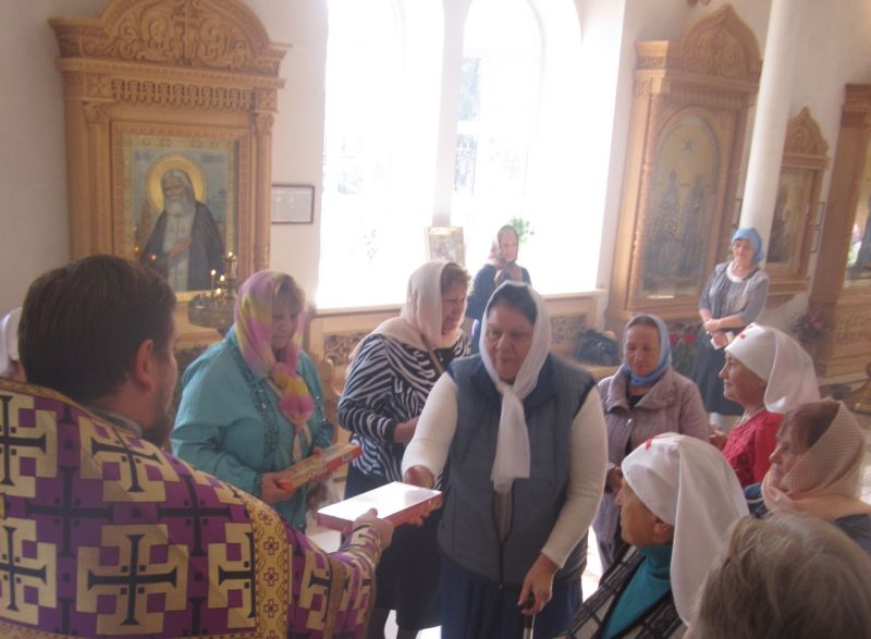 В день памяти святой мученицы Людмилы, княгини Чешской благочинный Донецкого округа поздравил тезоименитых прихожанок подарками