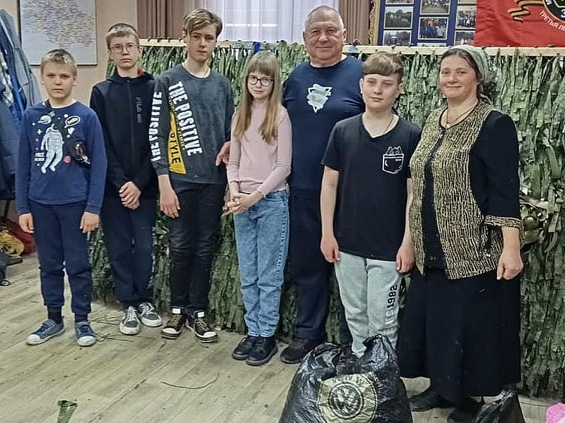 Каникулы с пользой: учащиеся воскресной школы «Благовест» плетут маскировочные сети