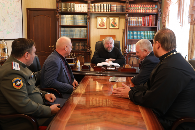 Преосвященнейший епископ Симон и председатель городской Думы – глава г. Новошахтинска Ю.В. Ушанев обсудили взаимодействие Шахтинской епархии и города в социальной и других сферах