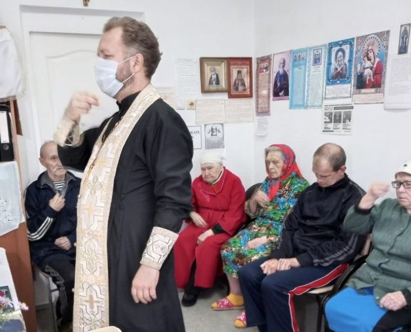 Протоиерей Роман Мясников посетил дом престарелых в пос. Садовый