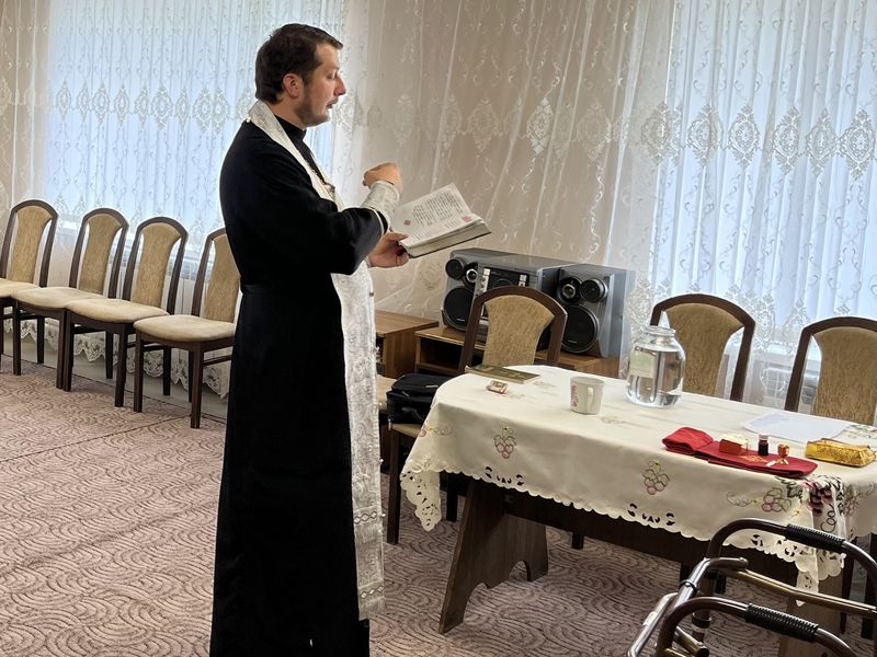 Священник Александр Левчик посетил  реабилитационное отделение граждан пожилого возраста и инвалидов ст. Боковская