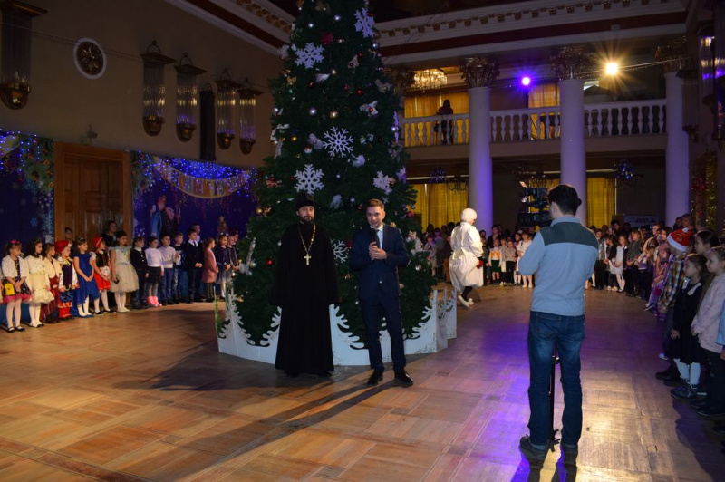 Новогодняя благотворительная елка в Шахтинском драматическом театре