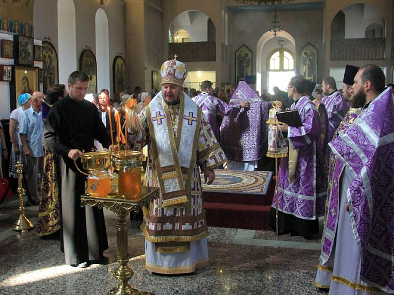 Преосвященнейший епископ Симон в день празднования Происхождения Честных Древ Животворящего Креста Господня совершил праздничную Божественную литургию в кафедральном соборе г. Шахты