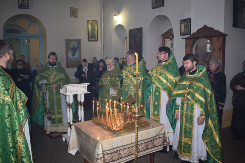 Духовенство Александровск-Грушевского благочиния соборно помолилось об упокоении погибших в результате взрыва бытового газа в г. Шахты