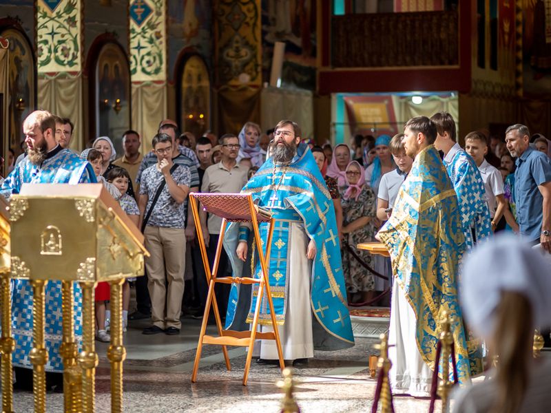 1 сентября в Покровском кафедральном соборе благословили учащих и учащихся на начало учебного года, а также совершили молебен «О сохранении творения Божия»