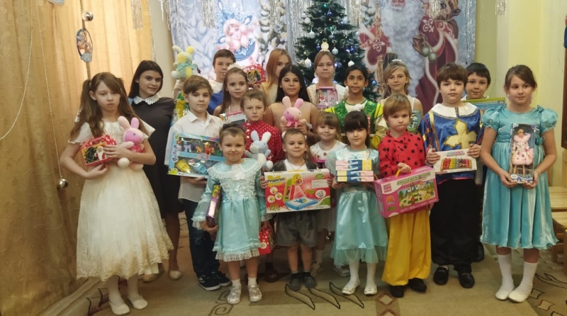 Приход храма в честь образа Божией Матери «Взыскание погибших» в святки посетил детский приют «Огонек» в пос. Каменоломни