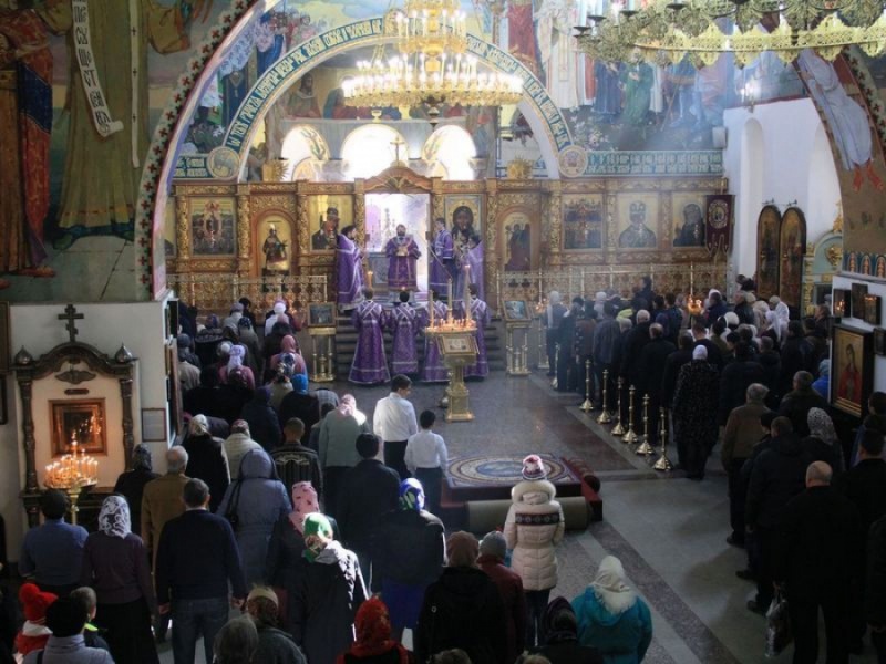 Владыка Игнатий совершил Божественную литургию в Покровском кафедральном соборе г. Шахты