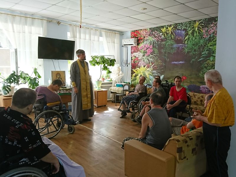 Настоятель Никольского храма иерей Иоанн Трофимов и помощник благочинного Александровск-Грушевского округа по миссионерской работе провели беседу с постояльцами Шахтинского психо-неврологического интерната
