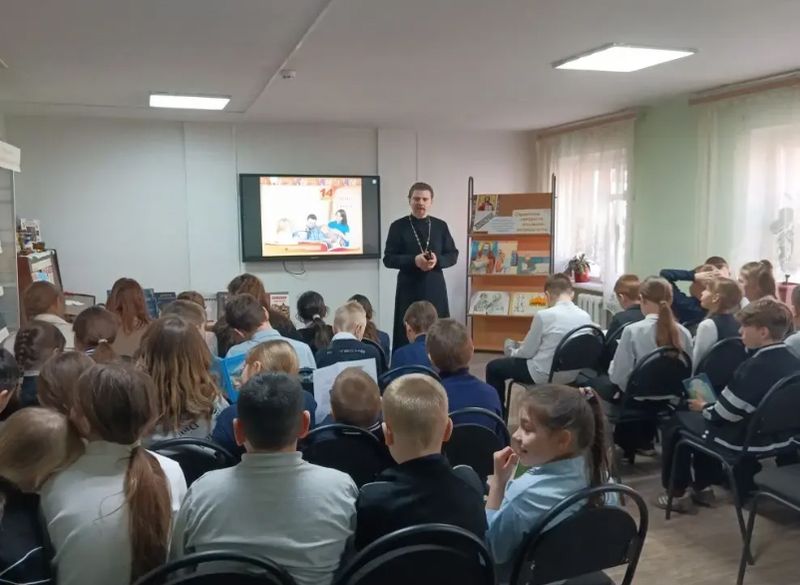 Настоятель Донецкого Успенского подворья поздравил юных читателей с Днём православной книги