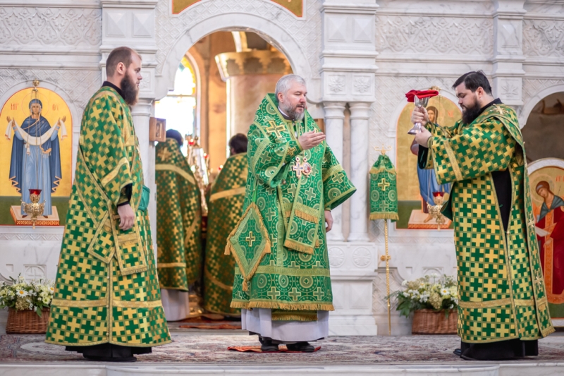 В День Святого Духа Преосвященнейший епископ Симон совершил Божественную литургию в Покровском кафедральном соборе города Шахты