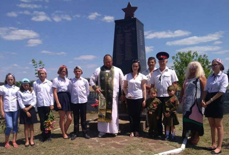 22 июня в Чертково-Калитвенском благочинии около братской могилы, находящейся между селами Шептуховка и Маньково состоялась акция Горсть памяти