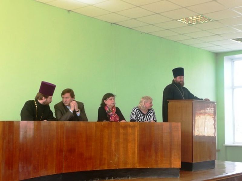 Круглый стол по преподаванию модуля ОПК прошел в Александровск-Грушевском благочинии