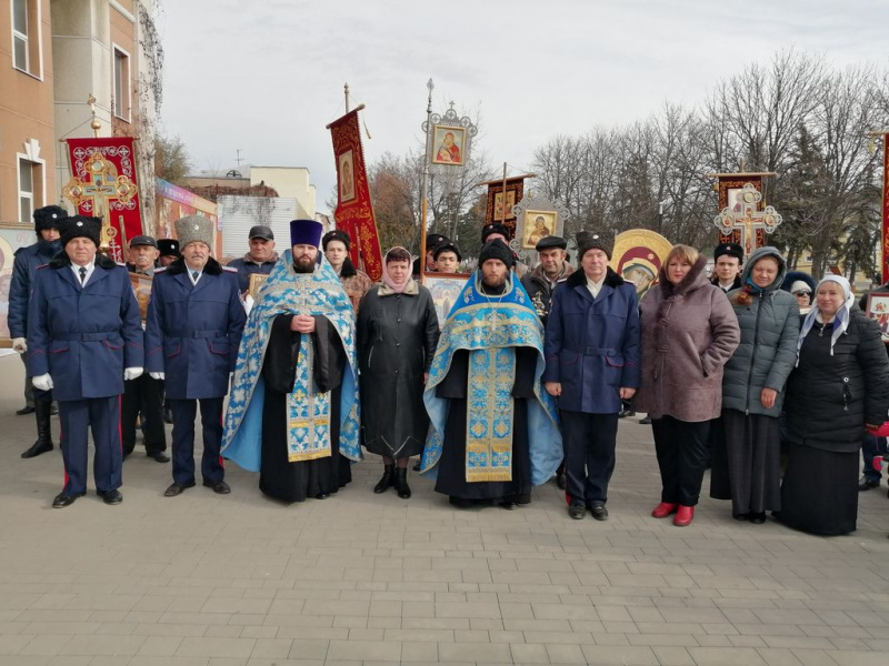 Православные верующие Миллеровского округа приняли участие в торжественных богослужениях и крестном ходе, посвященным дню Казанской иконы Божией Матери и Дню народного единства