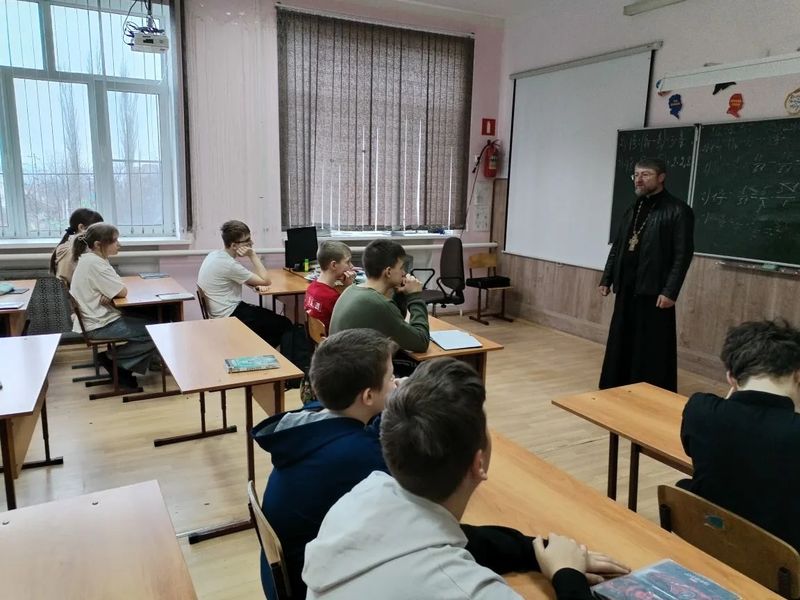Классный час о Великом Посте провёл священник в школе № 7