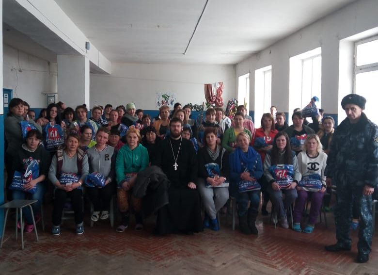 В праздник Рождества Христова православные христиане, отбывающие наказание в исправительной колонии № 12 в г. Каменск-Шахтинский, получили подарки