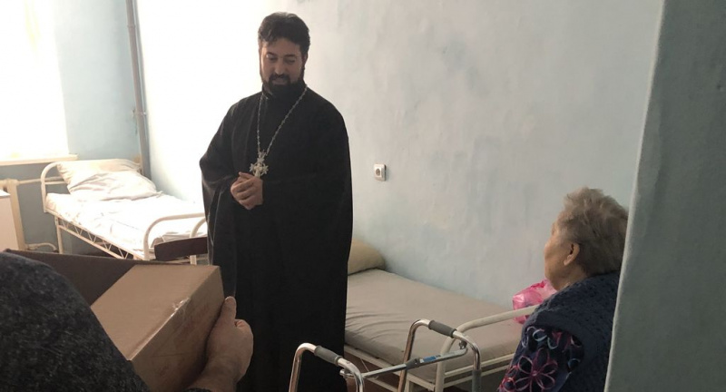 Протоиерей Игорь Жевердан посетил Кашарскую районную стационарную больницу