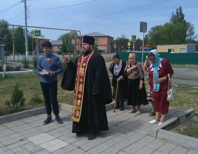 Настоятель Алексеевского Архиерейского подворья иерей Евгений Поцелуев в х. Красный Кут совершил панихиду на братской могиле воинов, павших в боях с немецкими захватчиками.