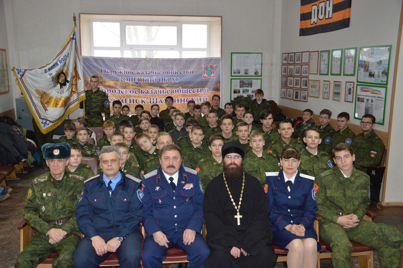 По приглашению атамана Донецкого округа, войскового старшины А.Н. Сидакова благочинный Каменск-Шахтинского округа иерей Александр Теличкин провел беседу с кадетами казачьей военной гимназии
