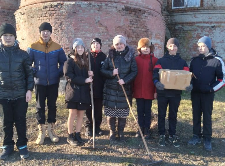 Школьники с. Маньково-Калитвенское помогли навести порядок на территории сельского храма
