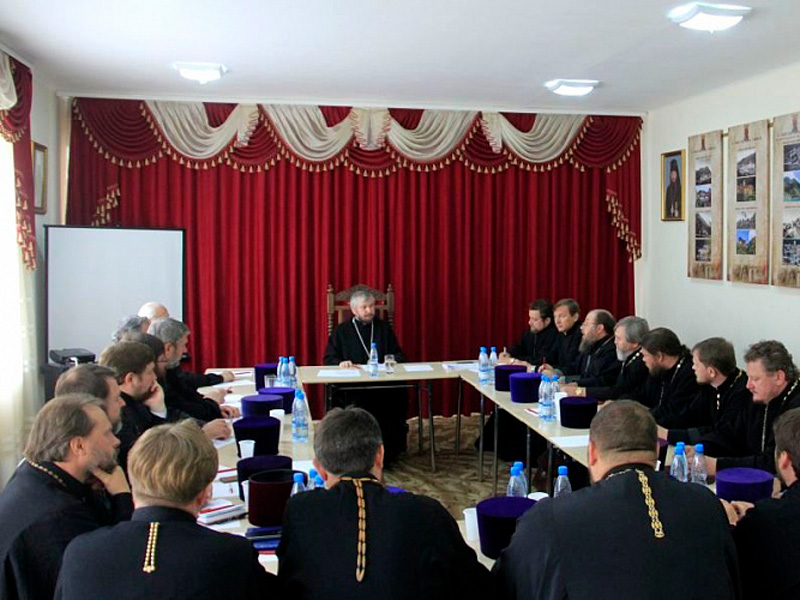 Под председательством Правящего архиерея Преосвященнейшего епископа Симона в духовно-просветительском центре г. Шахты состоялся Епархиальный совет