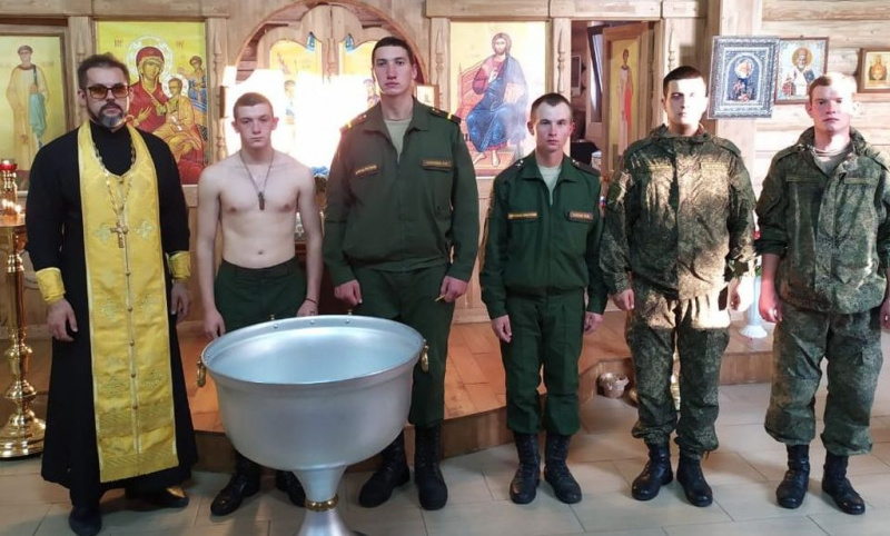 Иерей Евгений Поцелуев совершил таинство Крещения над военнослужащим 68 гвардейского танкового полка