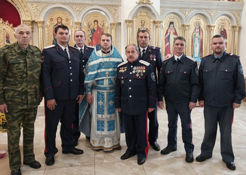 Казаки города Зверево и благочинный Зверево-Никольского округа иерей Димитрий Дяур обсудили важные вопросы веры и традиций