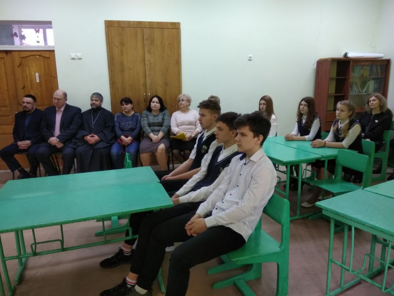 По инициативе преподавателя и по совместительству директора воскресной школы храма Александра Невского г. Красный Сулин Н. А. Худяковой в средней общеобразовательной школе № 12 состоялся открытый урок на тему актуальности многодетных семей в России