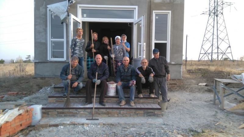 Сестричество, прихожане и волонтеры Державного храма приняли участие в уборке территории строящейся часовни в честь святого князя Димитрия Донского