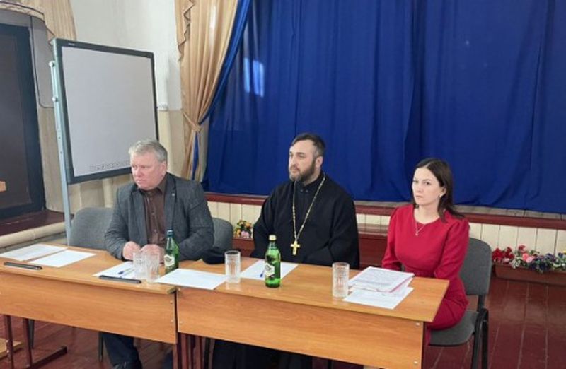 Настоятель храма святого великомученика Георгия Победоносца п. Новозарянский принял участие во встрече с молодежным активом Мокрологского поселения