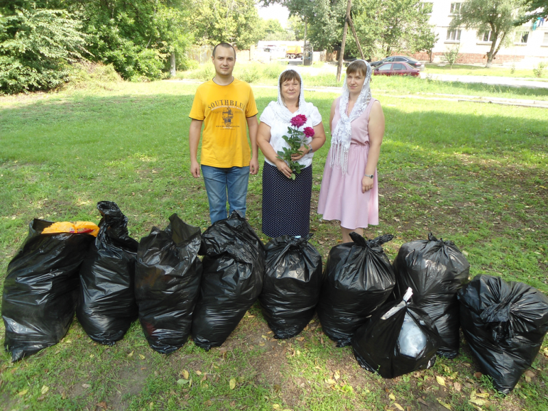 Добровольцы Общины Милосердия» при храме в часть Пресвятой Богородицы Почаевской города Каменск-Шахтинский собрали и передали нуждающимся необходимые вещи