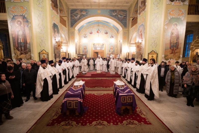 Преосвященнейший епископ Симон вместе с архиереями Саратовской митрополии совершил всенощное бдение в Покровском соборе города Саратова