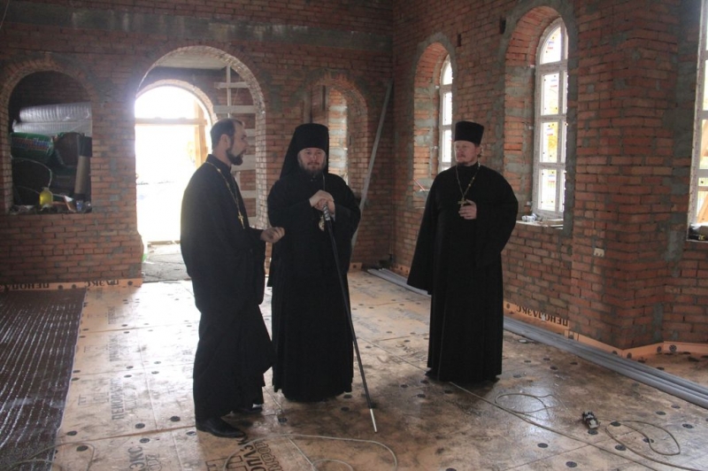 Преосвященнейший епископ Симон ознакомился с ходом строительства храма в честь святого благоверного князя Александра Невского г. Шахты и приходской жизнью храма