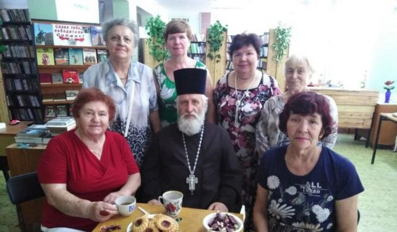 Митрофорный протоиерей Николай Уваров провел просветительскую встречу в стенах шахтинской библиотеки