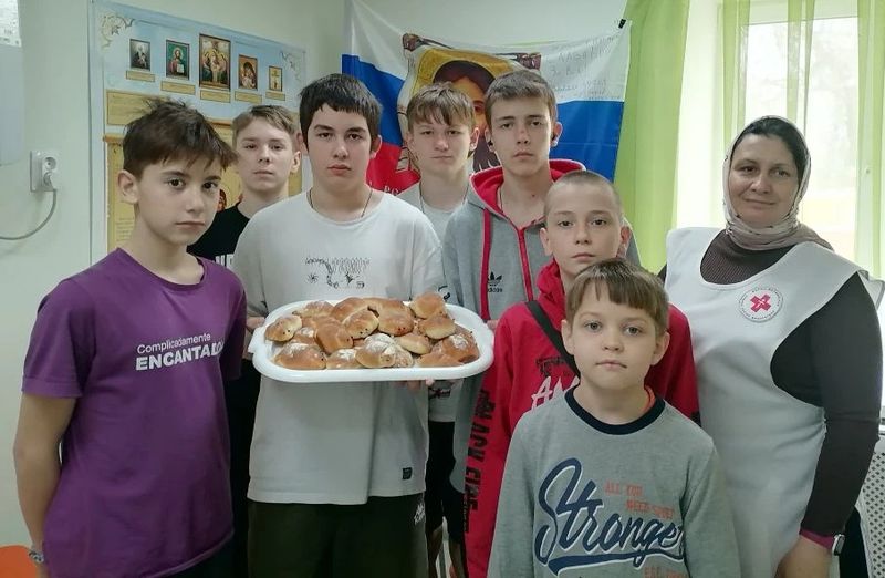 Воспитанники приюта «Огонек» поселка Каменоломни изготовили жаворонков для воинов в госпиталь ДНР