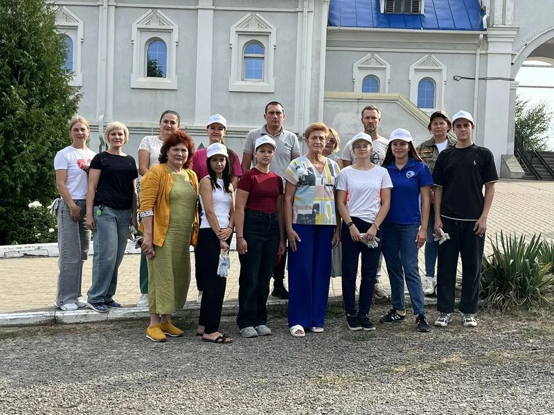 На территории Донского храма Новошахтинска провели акцию «Цветок Герою»   