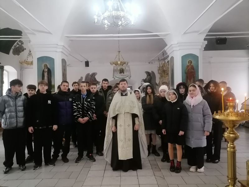 Девятиклассники Вешенской школы посетили храм