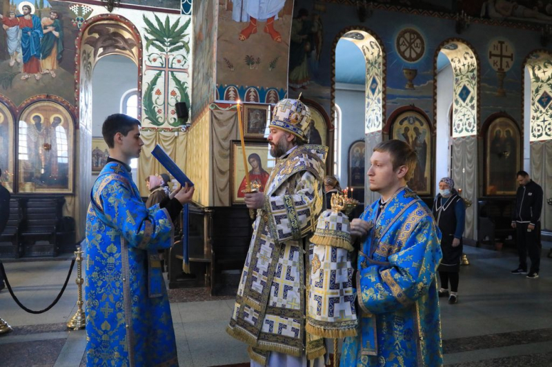 В канун праздника Похвалы Пресвятой Богородицы, Субботы Акафиста епископ Симон совершил утреню с чтением Акафиста Пресвятой Богородице в Покровском кафедральном соборе г. Шахты