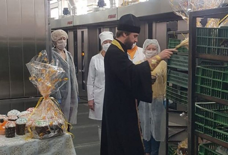 Протоиерей Сергий Яценко совершил освящение пасхальных куличей на производственном комплексе по производству пищевых продуктов «Кундрат»