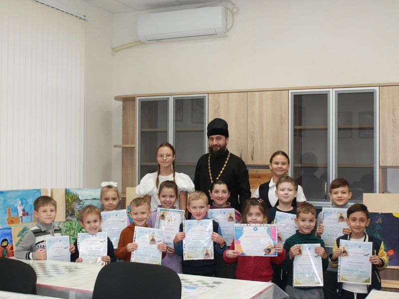 Награждение юных художников за участие в конкурсах «Разноцветные капли»﻿ и «С чего начинается Родина»