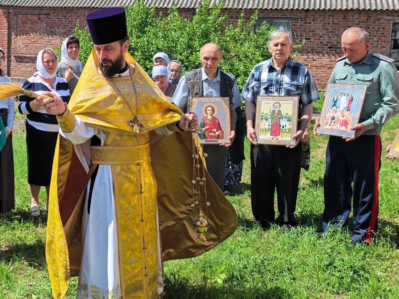 В день памяти святителя Николая Чудотворца прихожане храма х. Керчик-Саврова отметили престольный праздник