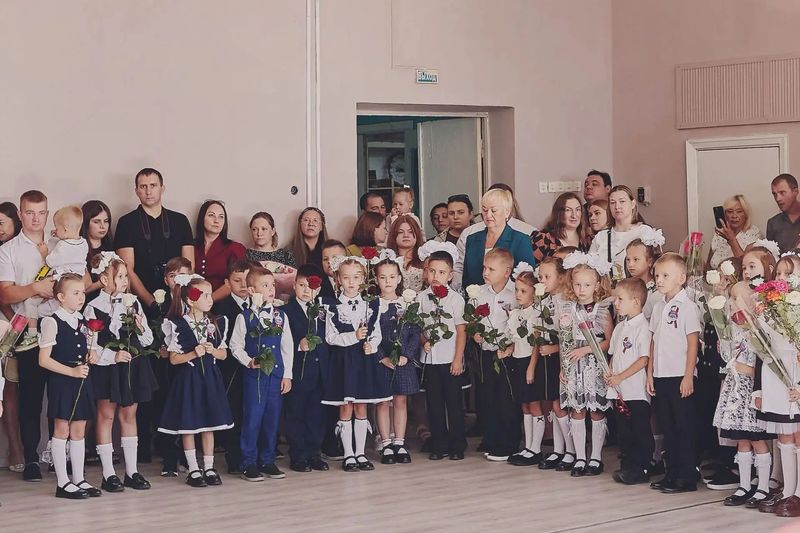 В школе №49 Шахты прошла торжественная линейка с участием священника и почётных гостей