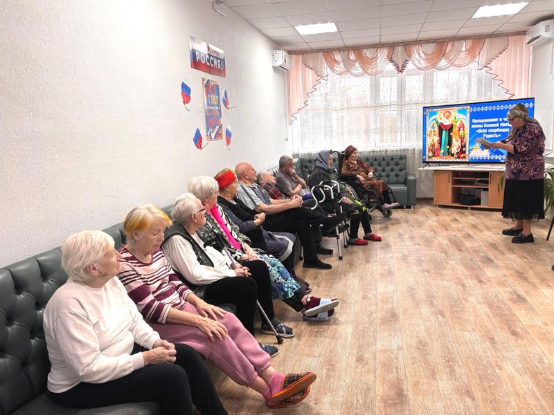В Центре социального обслуживания граждан пожилого возраста и инвалидов Багаевского района рассказали о чудотворных иконах Божией Матери