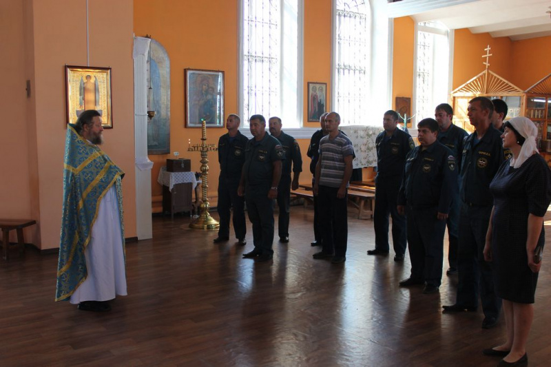 Протоиерей Александр Бралгин совершил молебен в день памяти иконы Божией Матери Неопалимая в храме святителя Николая Чудотворца ст. Обливской
