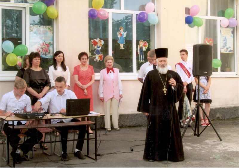 Настоятель храма Вознесения Господня г. Шахты протоиерей Николай Уваров посетил выпускной вечер в МБОУ СОШ № 31 г. Шахты