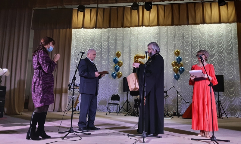 Преосвященнейший епископ Симон наградил медалью «За усердные труды» III степени Ивана Петровича Бурлакова, заслуженного работника сельского хозяйства Российской Федерации