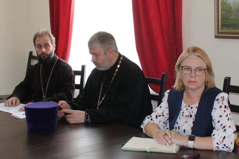 В Донской митрополии обсудили внедрение программ «ЛадьЯ» и «Разговоры о важном» в школах Ростовской области