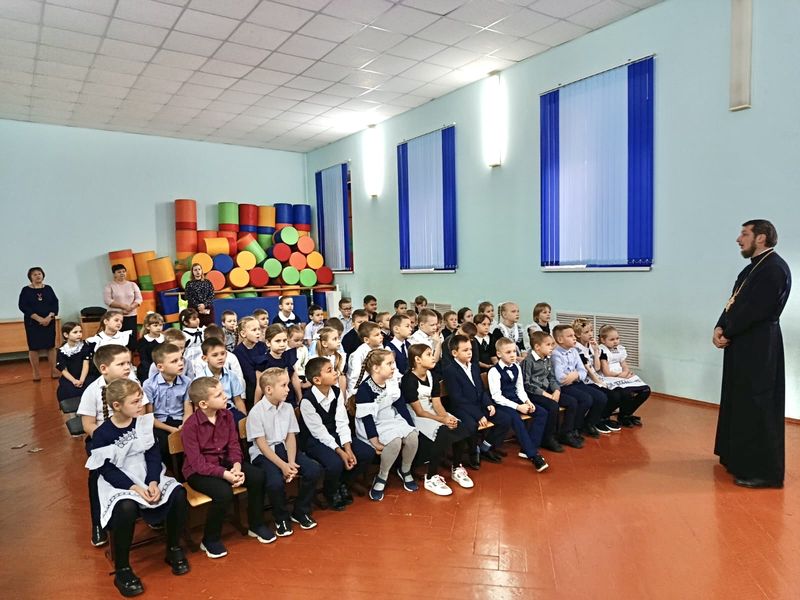 Духовно-нравственная беседа священника с учениками казачьей школы состоялась в станице Боковской