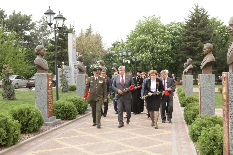 В преддверии 73-ей годовщины Победы в Великой Отечественной войне прошла торжественная церемония возложения цветов к Вечному огню на площади 50-летия Победы п. Каменоломни