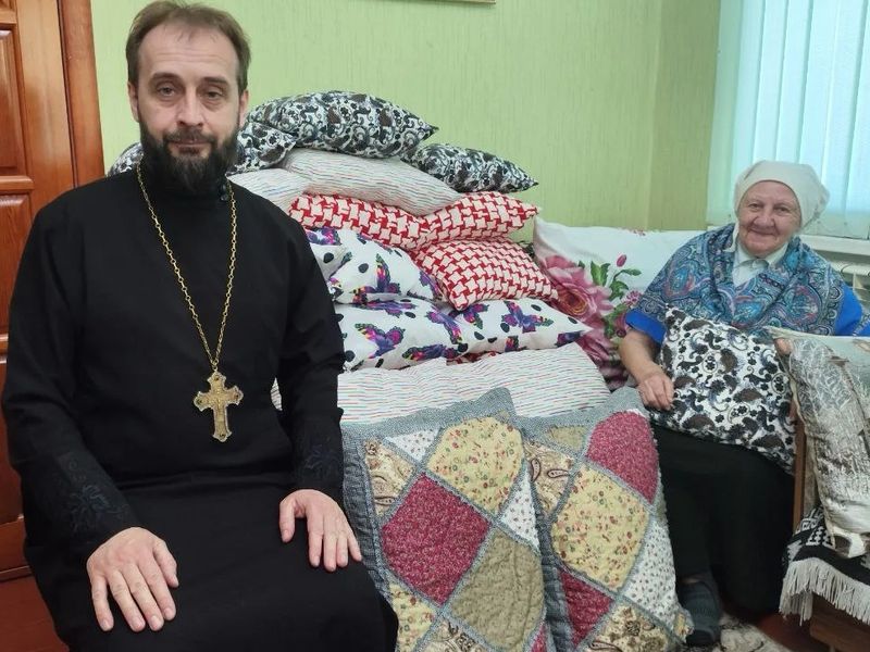 «Время для наших солдат всегда найдется»: Благочинный приходов Нижнедонского округа поблагодарил на дому «серебряного» добровольца