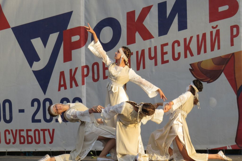В честь Дня семьи, любви и верности в Александровском парке г. Шахты прошли праздничные мероприятия